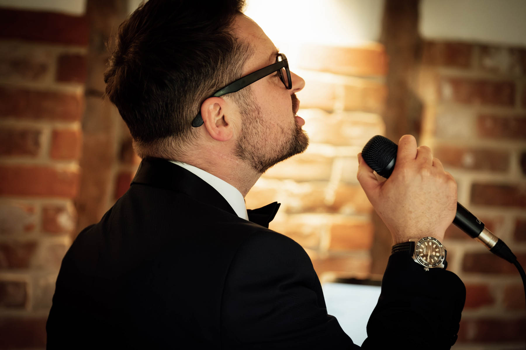 James Barlow Singing at Ivy House Country Hotel β Sussex Wedding Singer - James Barlow - Wedding Singer James Barlow performing live as a wedding singer at Ivy House Country Hotel in Lowestoft, Sussex, during a wedding celebration