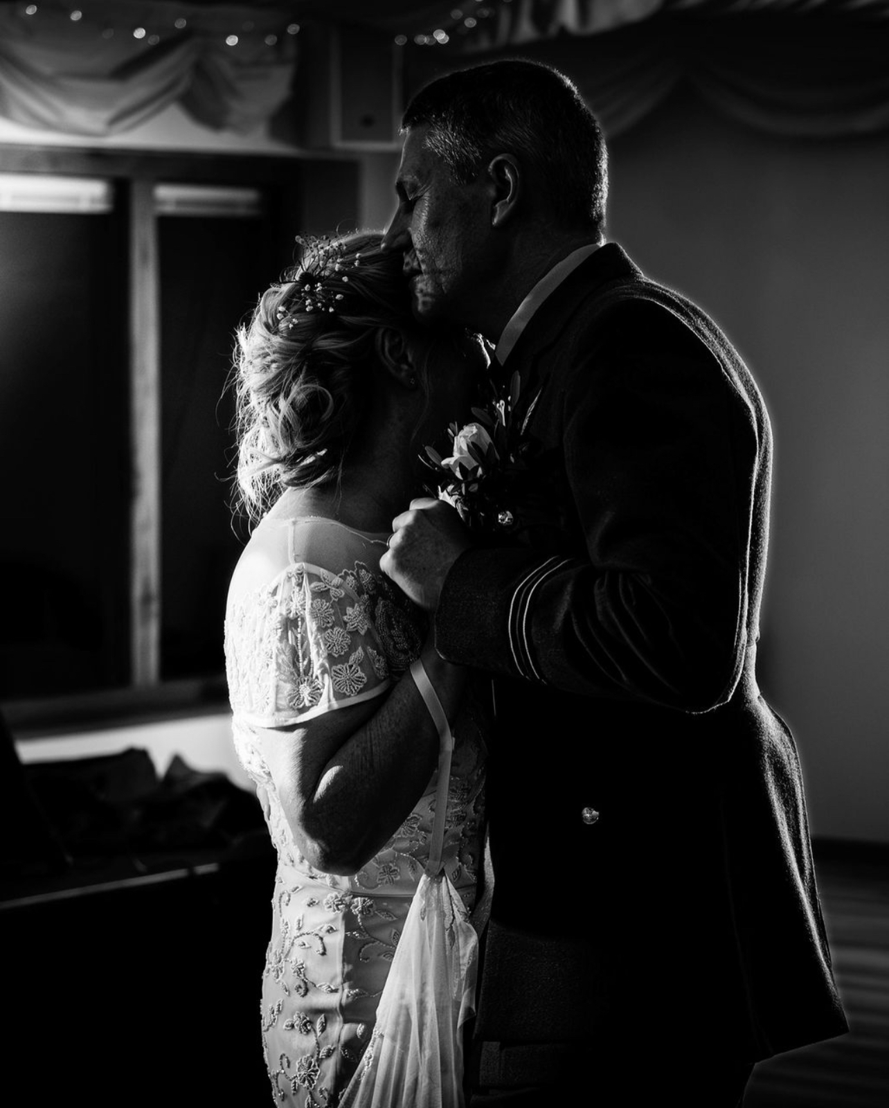 First Dance at Ivy House Country Hotel β Sussex Wedding DJ - James Barlow - Wedding Singer Bride and groom sharing their first dance at Ivy House Country Hotel in Lowestoft, Sussex, with music and DJ entertainment by James Barlow